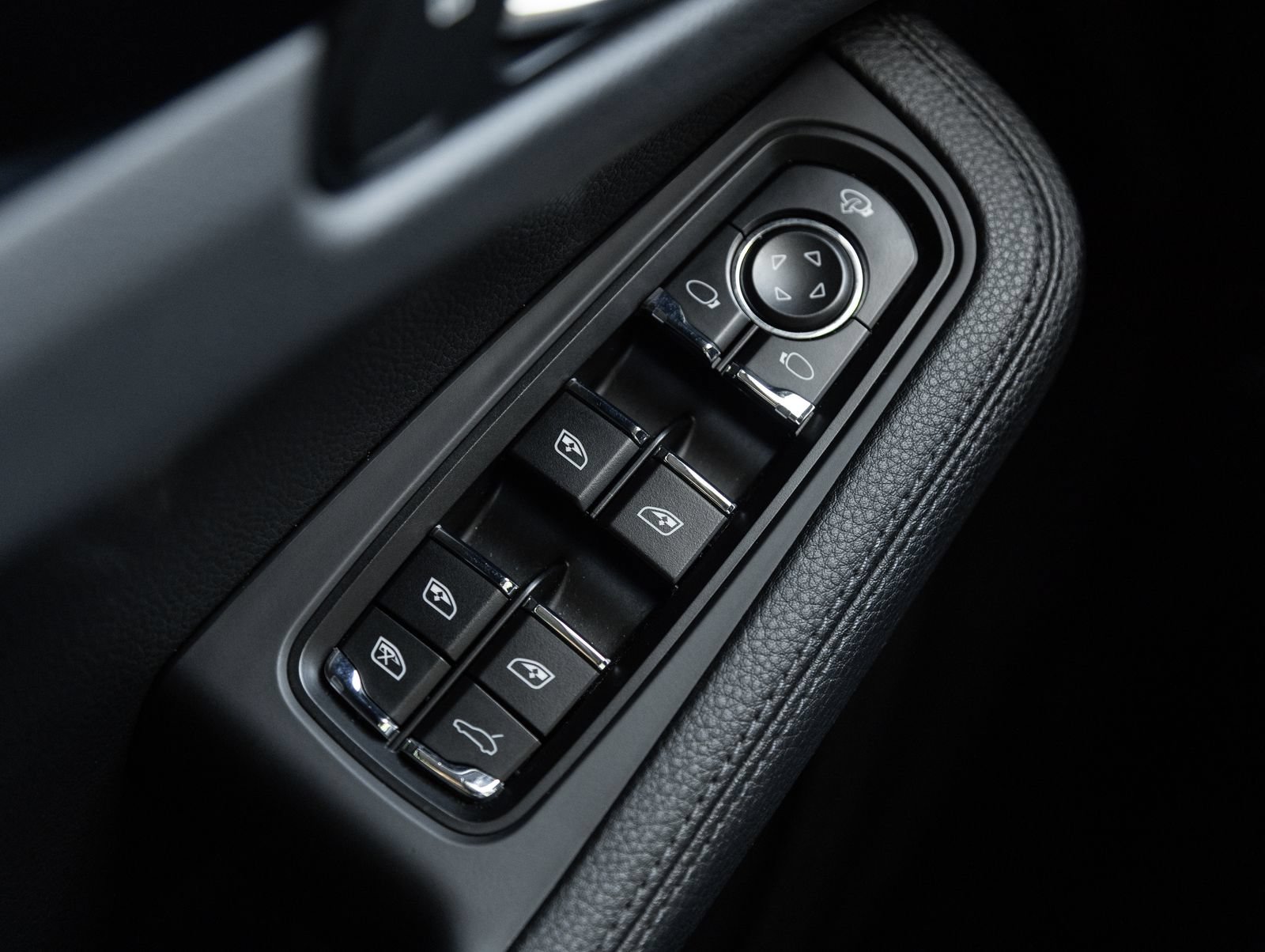 Certified 2024 Porsche Macan AWD/4WD image 19