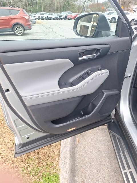 Used 2024 Toyota Highlander LE image 8