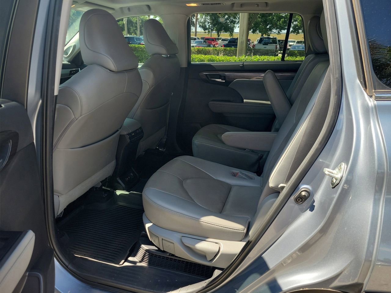 Used 2021 Toyota Highlander Platinum FWD image 12