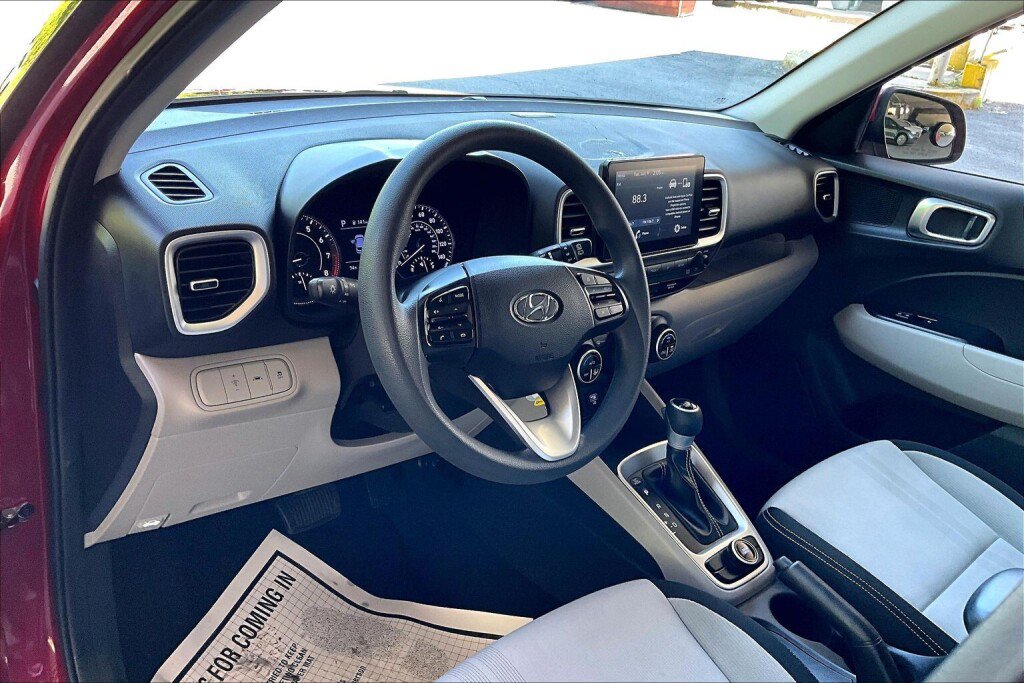 Used 2020 Hyundai Venue SEL FWD image 10