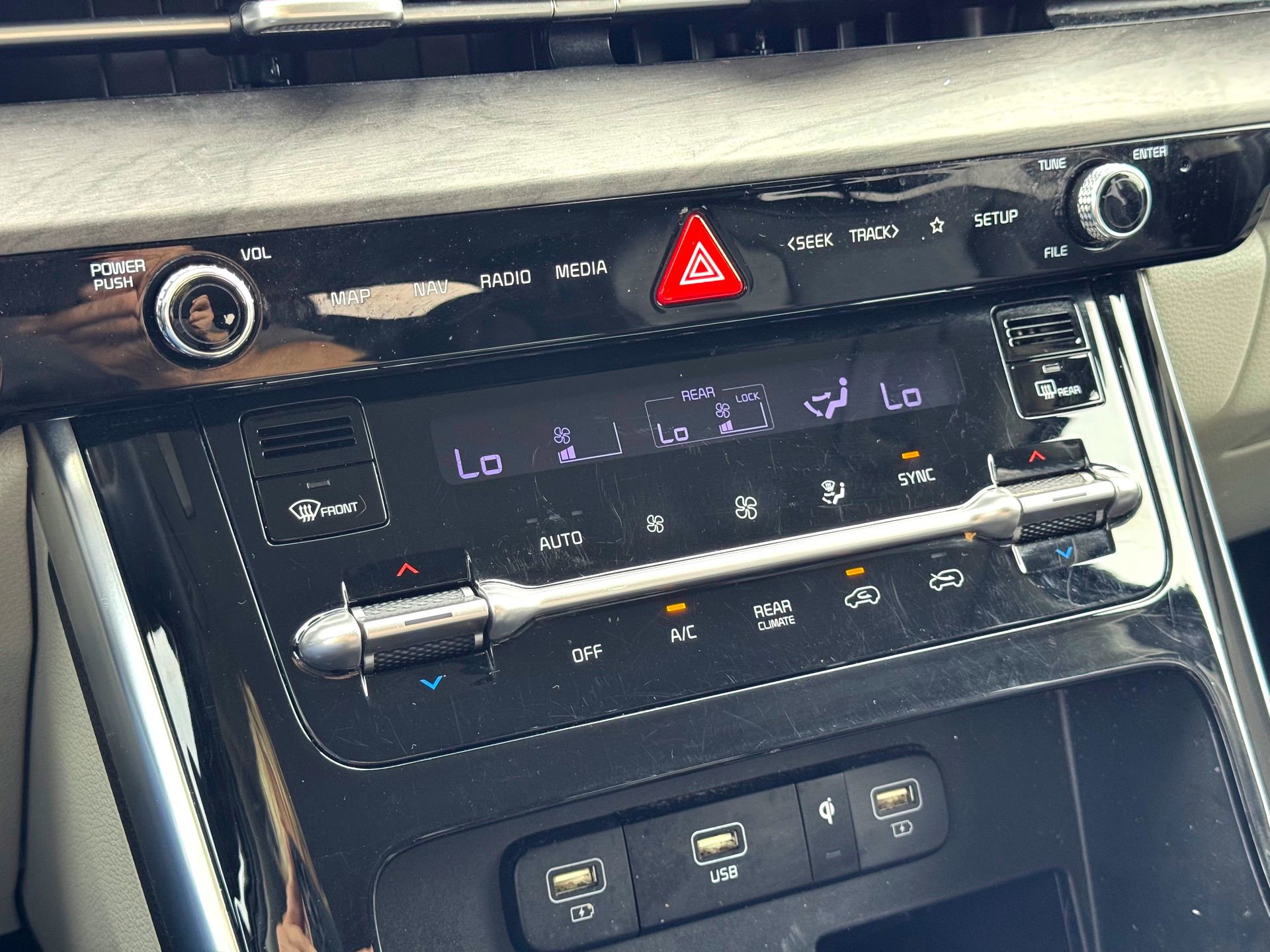 Used 2024 Kia Carnival EX image 28