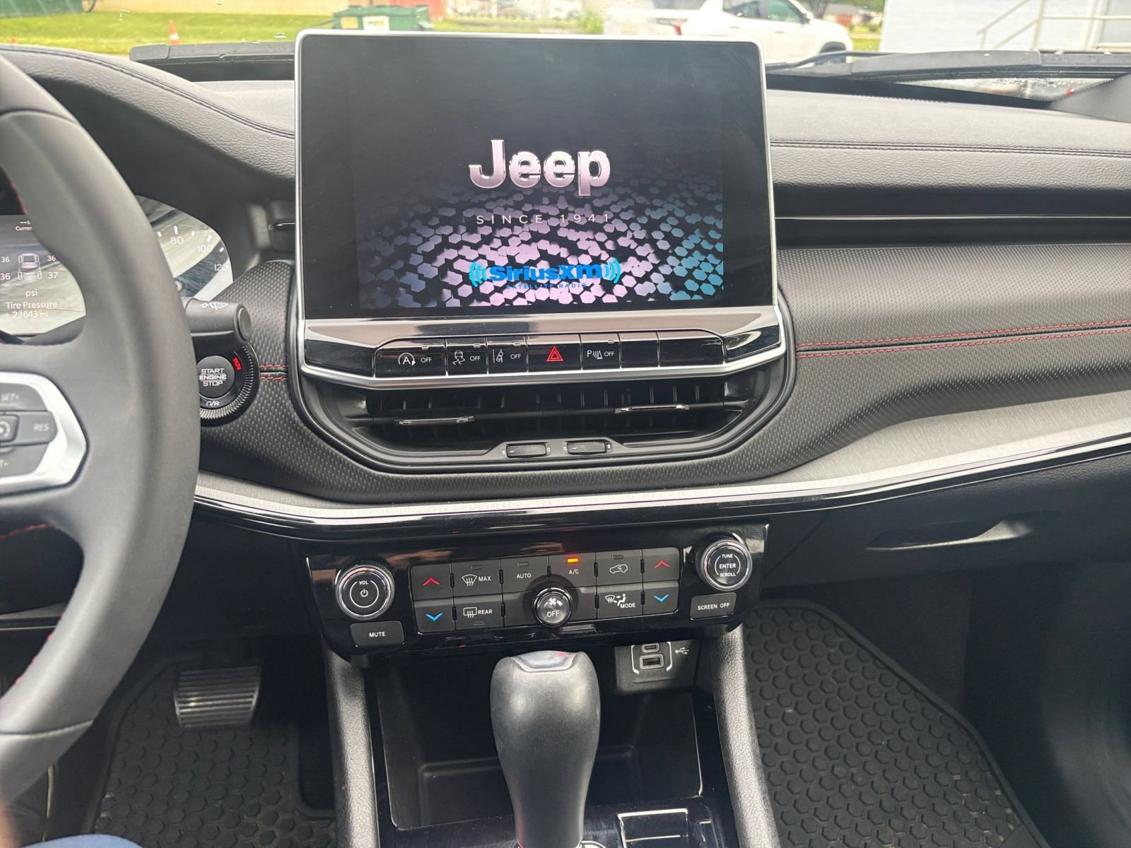 Used 2025 Jeep Compass Trailhawk AWD/4WD image 17