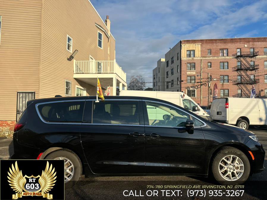 Used 2024 Chrysler Pacifica Touring-L image 5