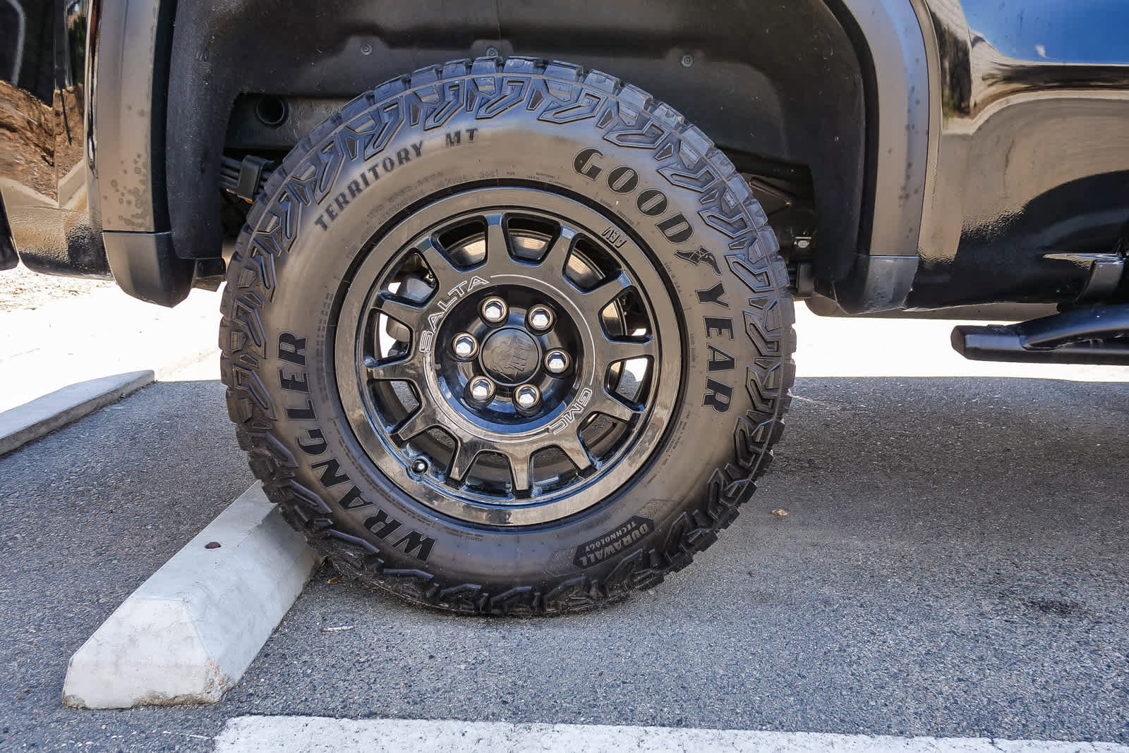 Used 2023 GMC Sierra 1500 AT4X w/ AT4X AEV Edition image 10