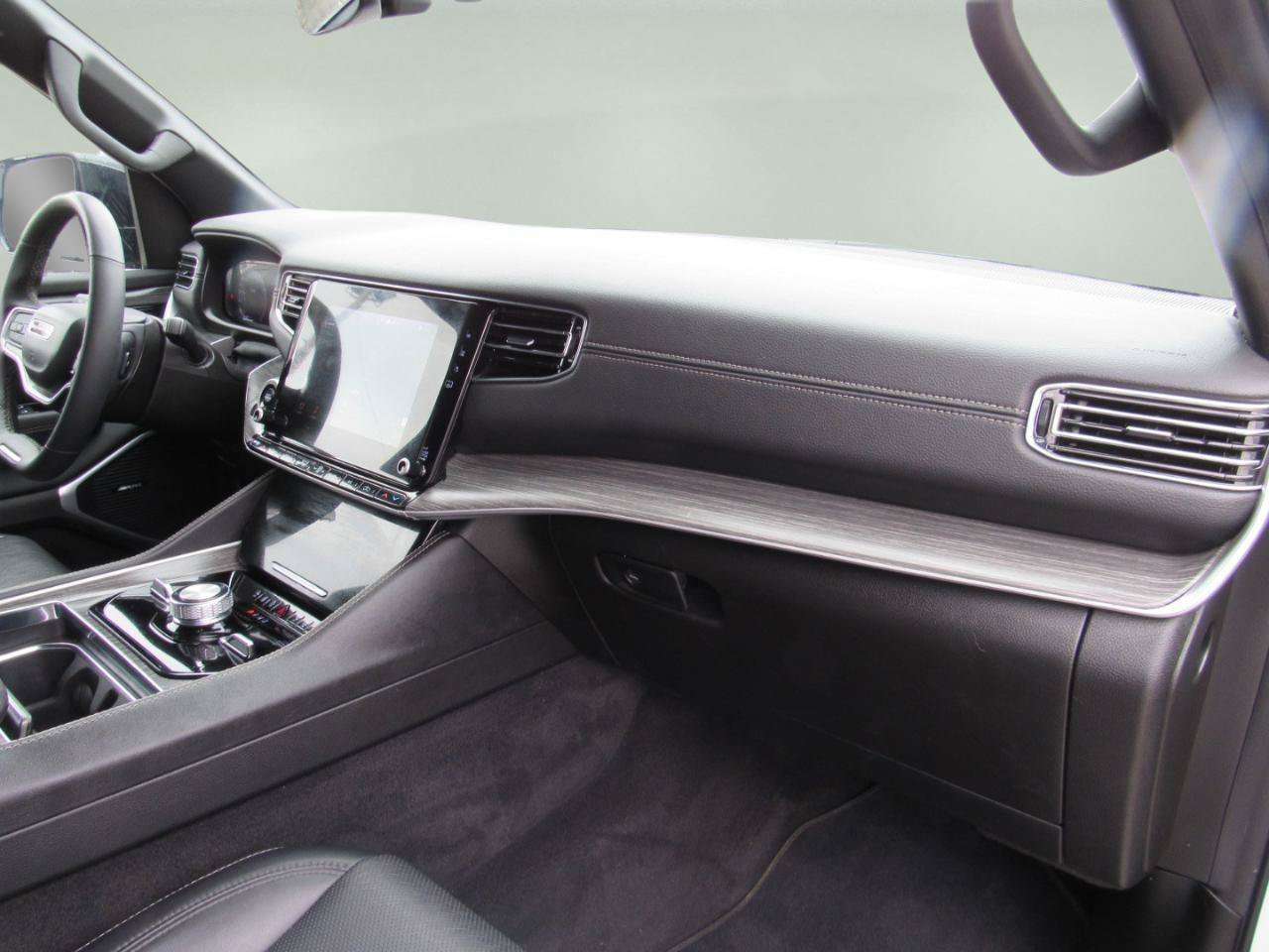Used 2024 Jeep Wagoneer Series III AWD/4WD image 35