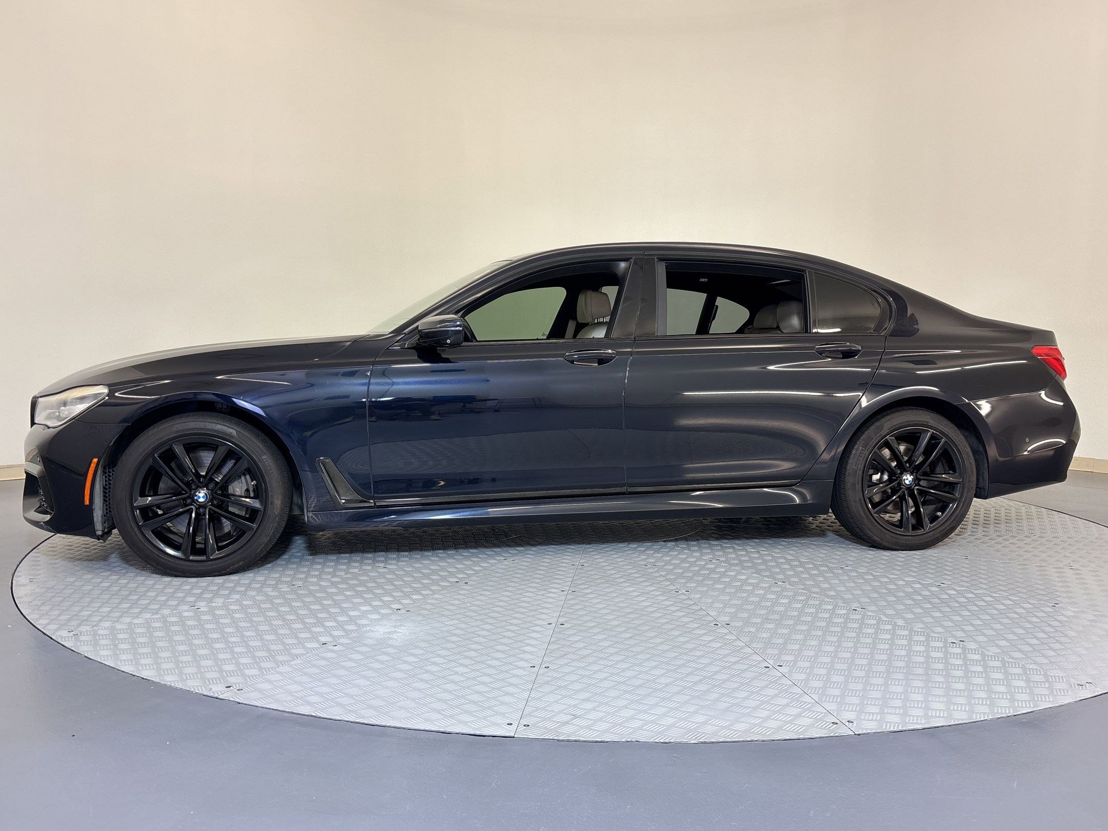 Used 2016 BMW 750i image 2