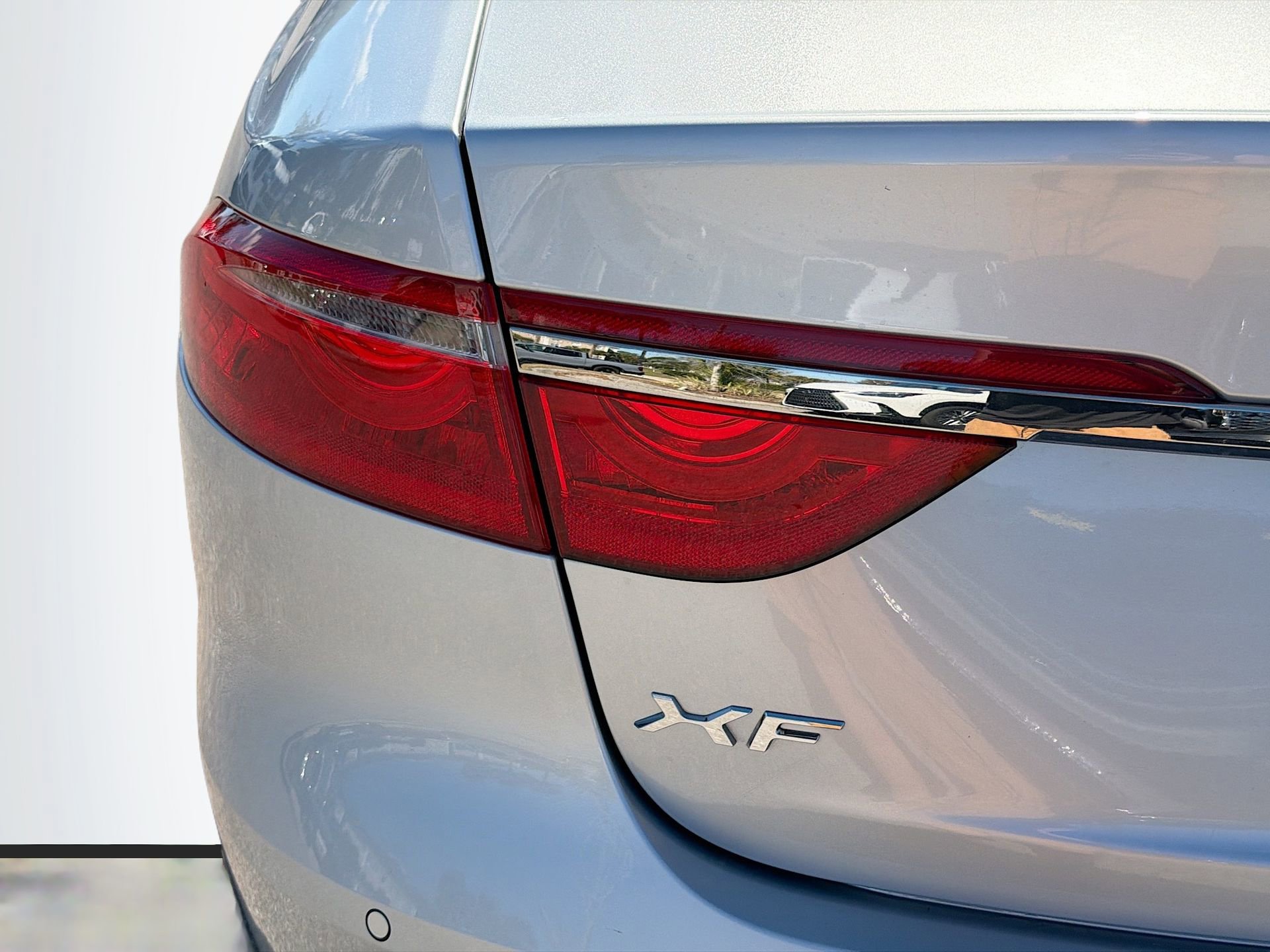 Used 2018 Jaguar XF Premium image 11