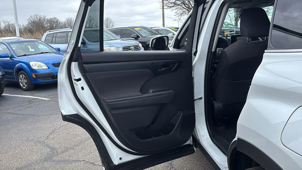 Used 2023 Toyota Highlander L image 28