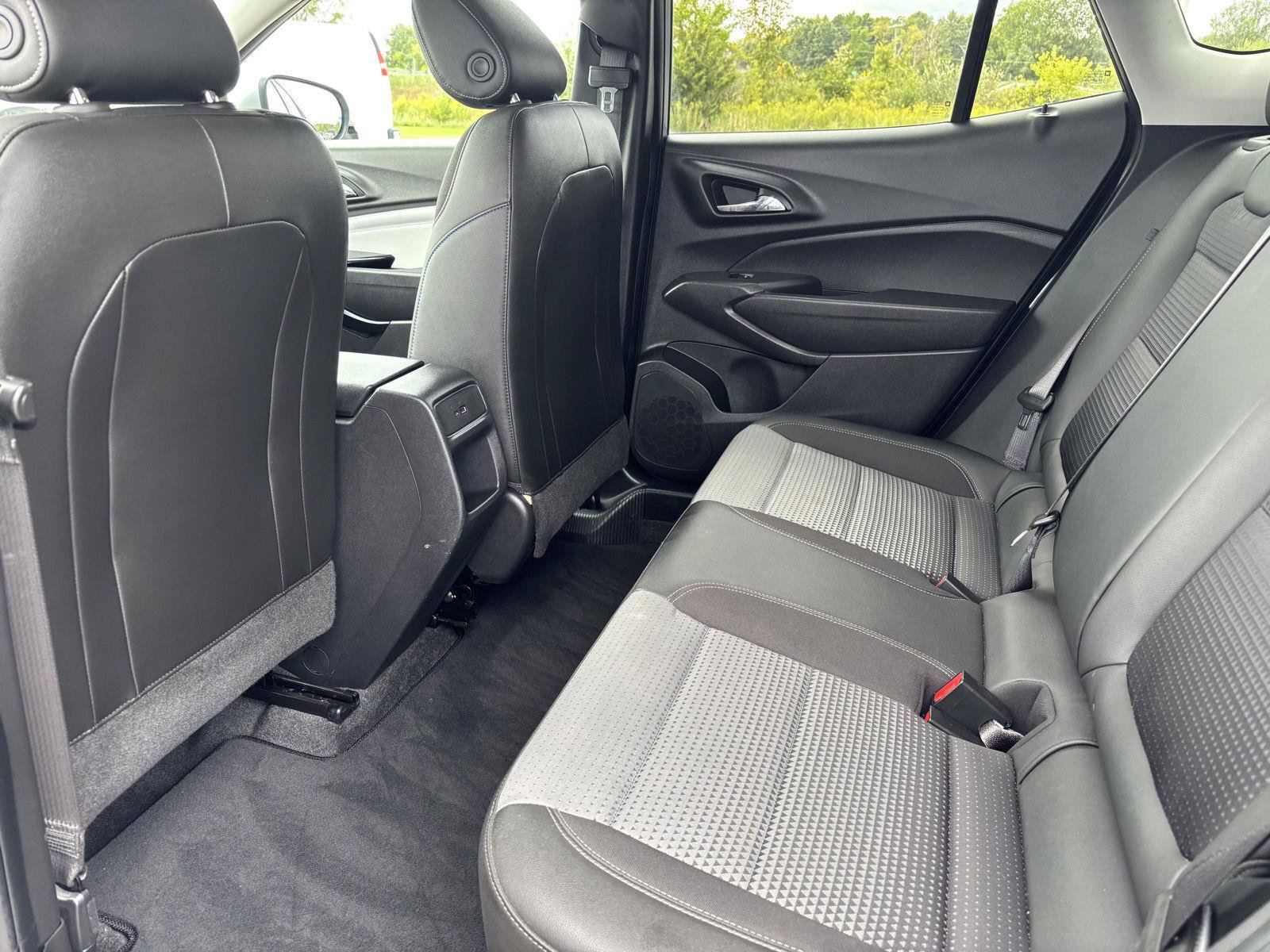 Used 2025 Chevrolet Trax LT w/ LT Convenience Package FWD image 17