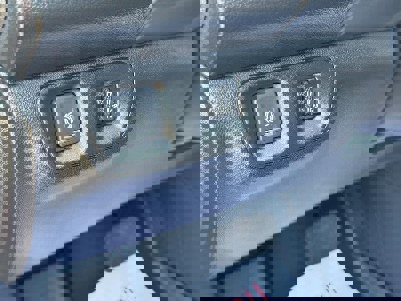 Used 2023 GMC Acadia SLE image 18