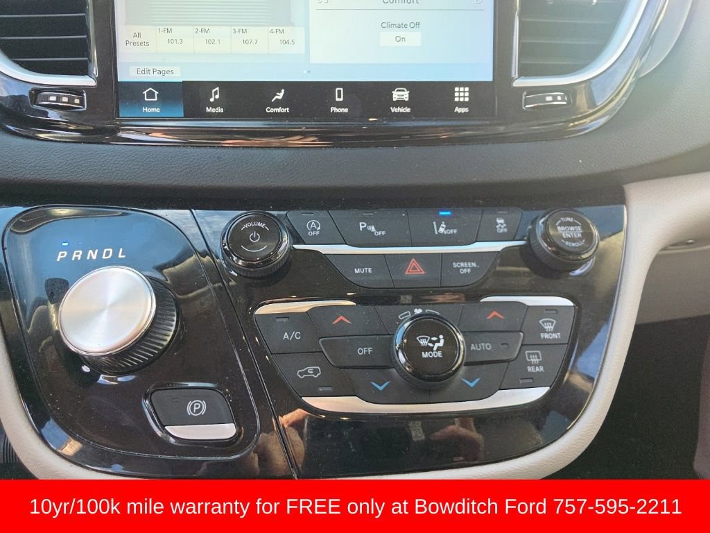 Used 2023 Chrysler Pacifica Touring-L image 16