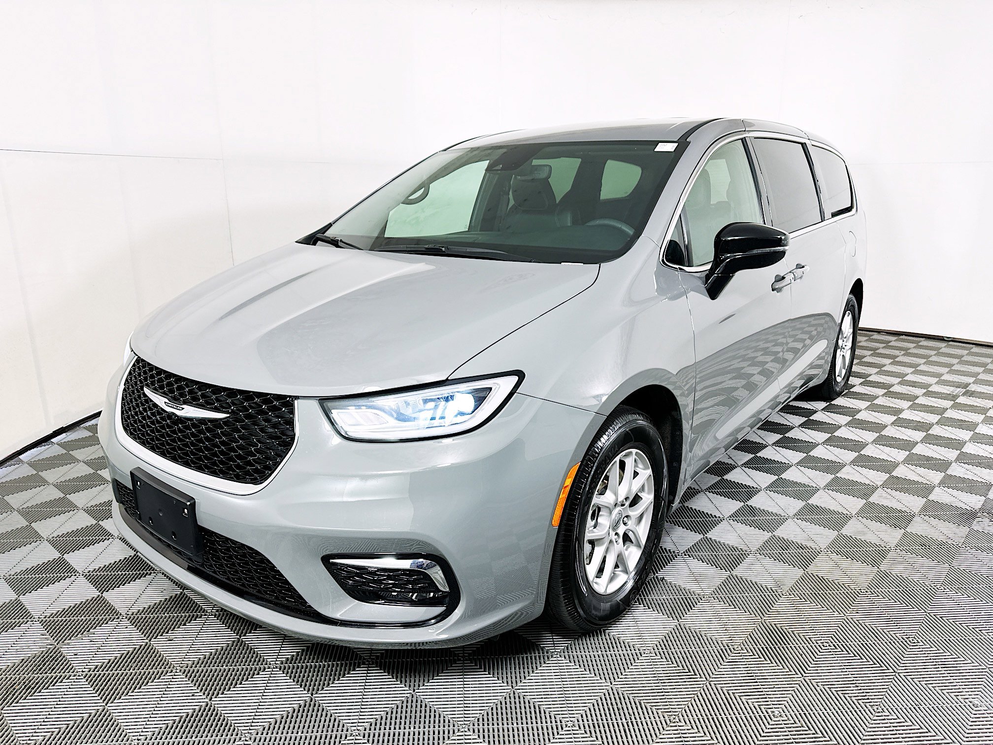 Used 2025 Chrysler Pacifica Select image 7