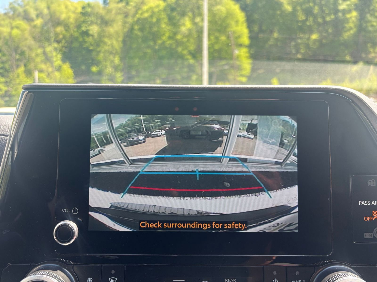 Used 2025 Toyota Highlander LE FWD image 27
