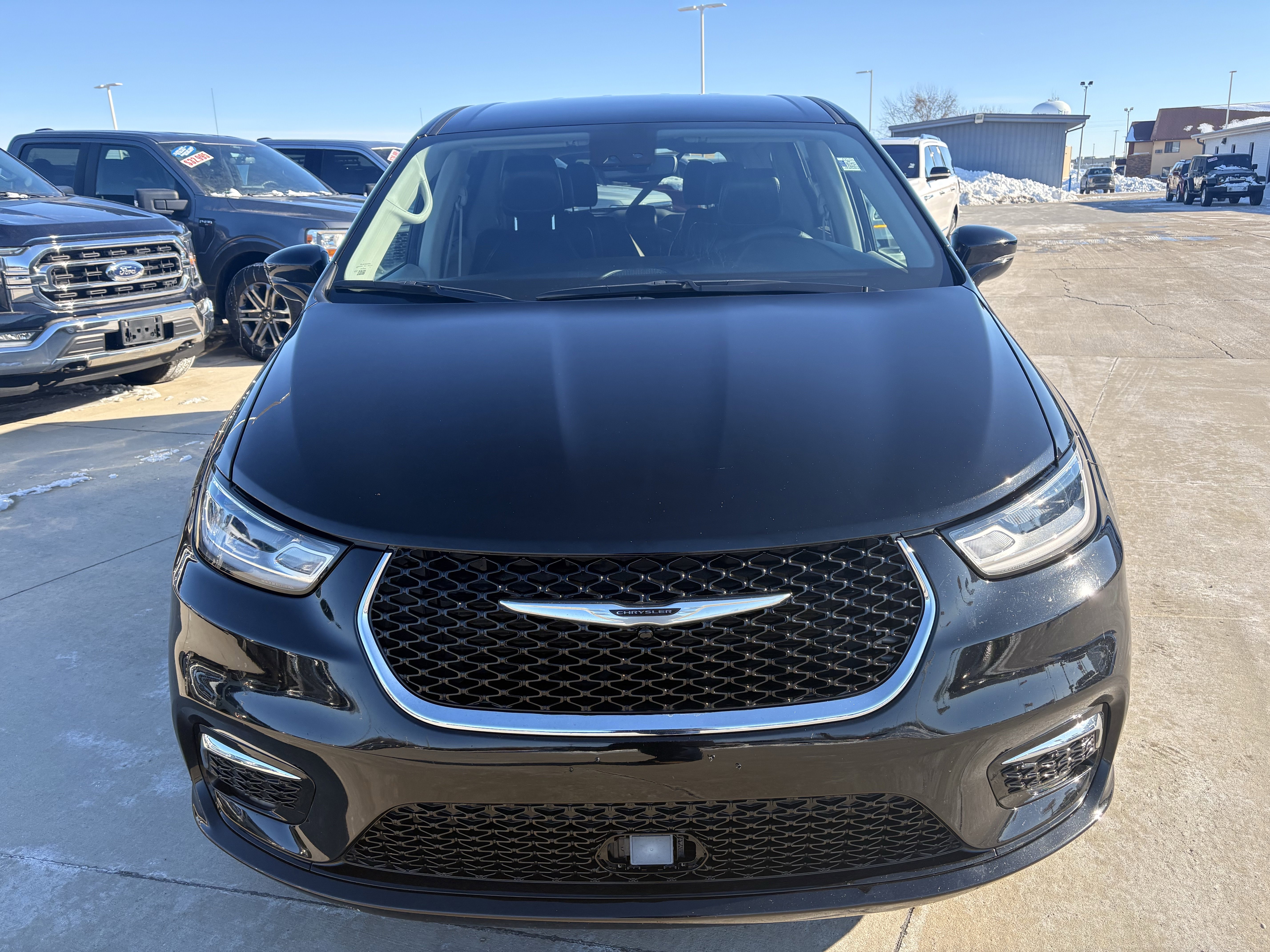 Used 2024 Chrysler Pacifica Touring-L image 2