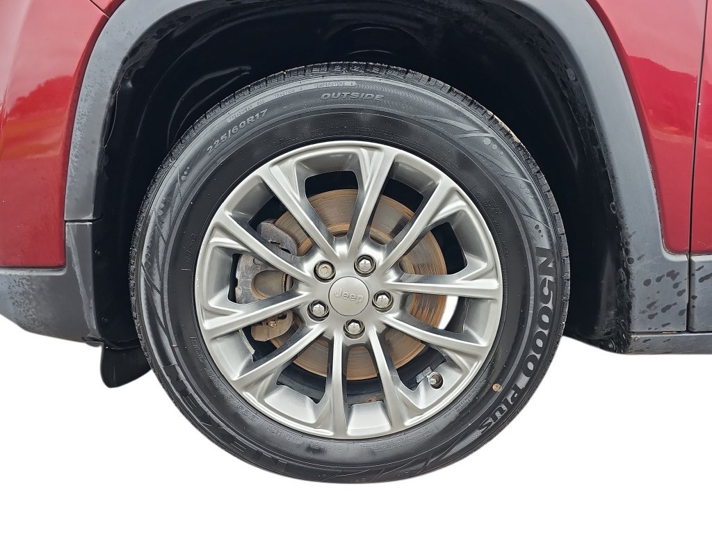 Used 2019 Jeep Cherokee Latitude Plus w/ Comfort/Convenience Group FWD image 31