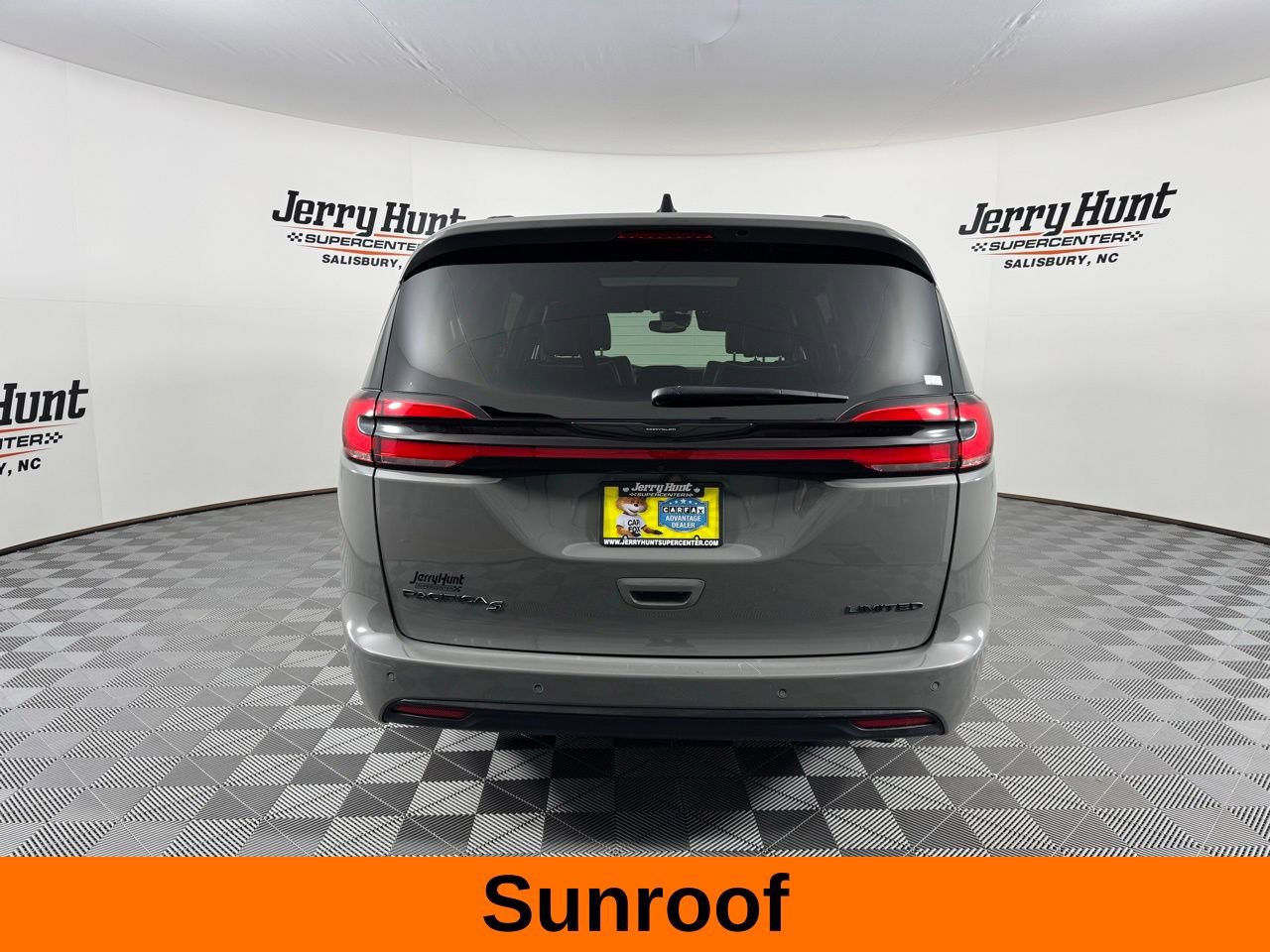 Used 2025 Chrysler Pacifica Limited image 7