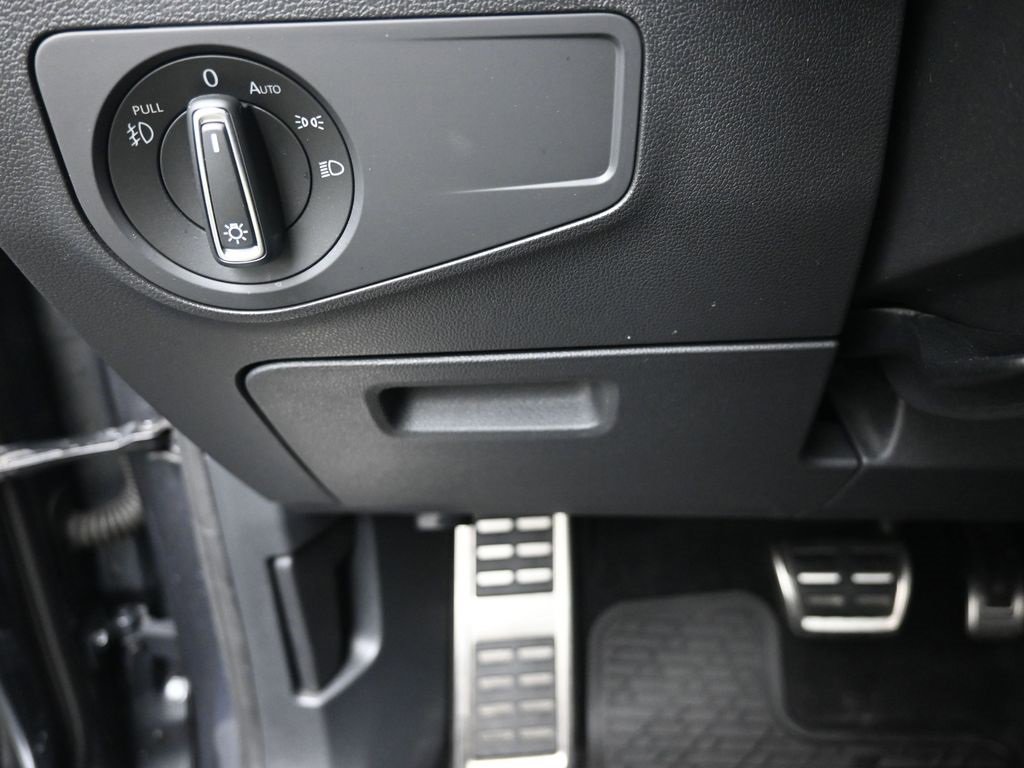 Used 2021 Volkswagen Tiguan SE R-Line image 16