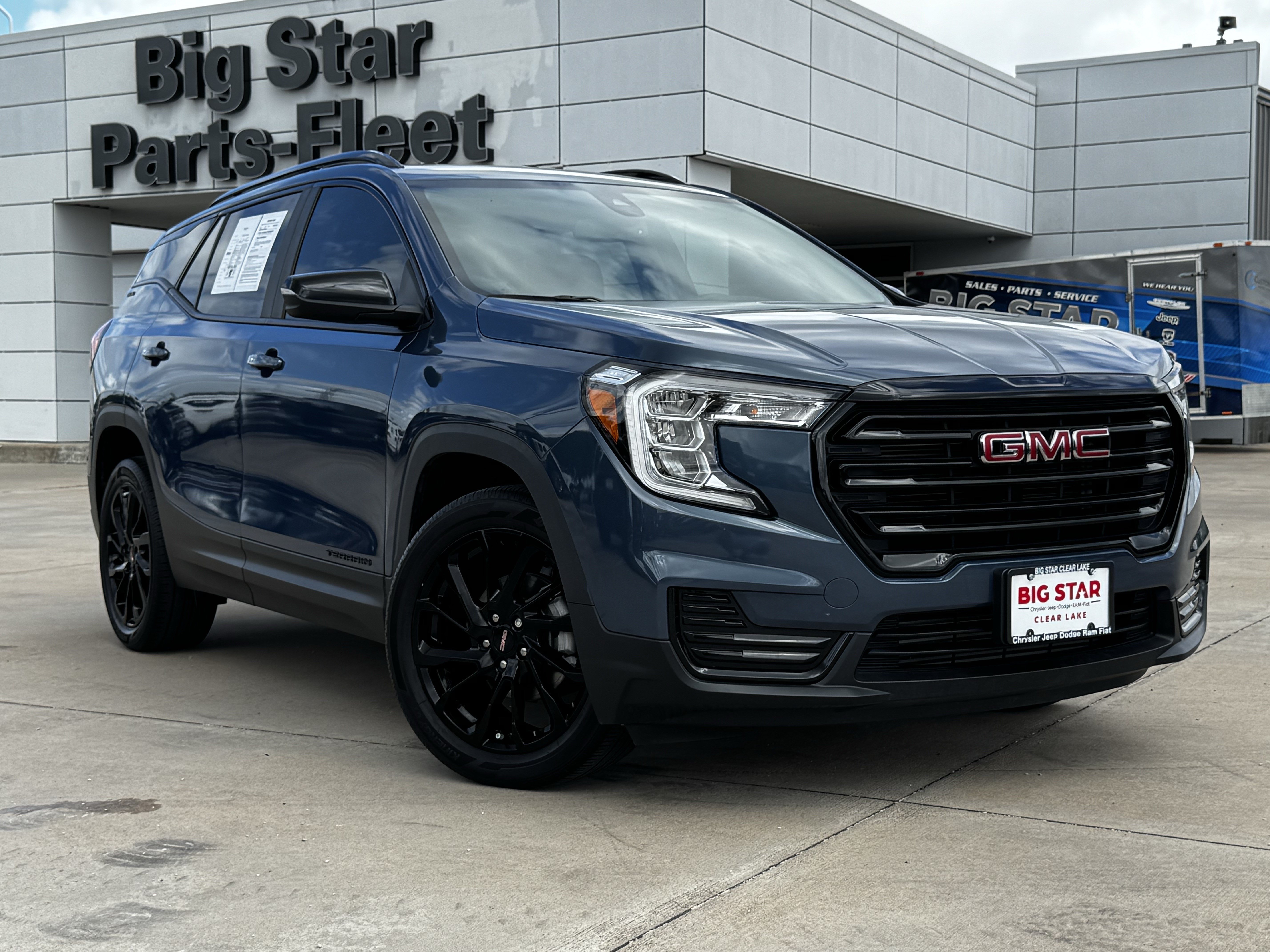 Used 2024 GMC Terrain SLE w/ Driver Convenience Package FWD image 2