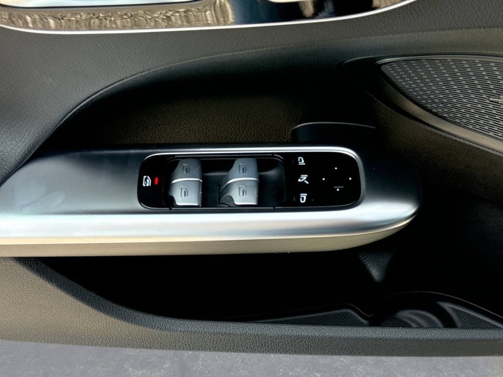 Used 2025 Mercedes-Benz C 300 Sedan image 15