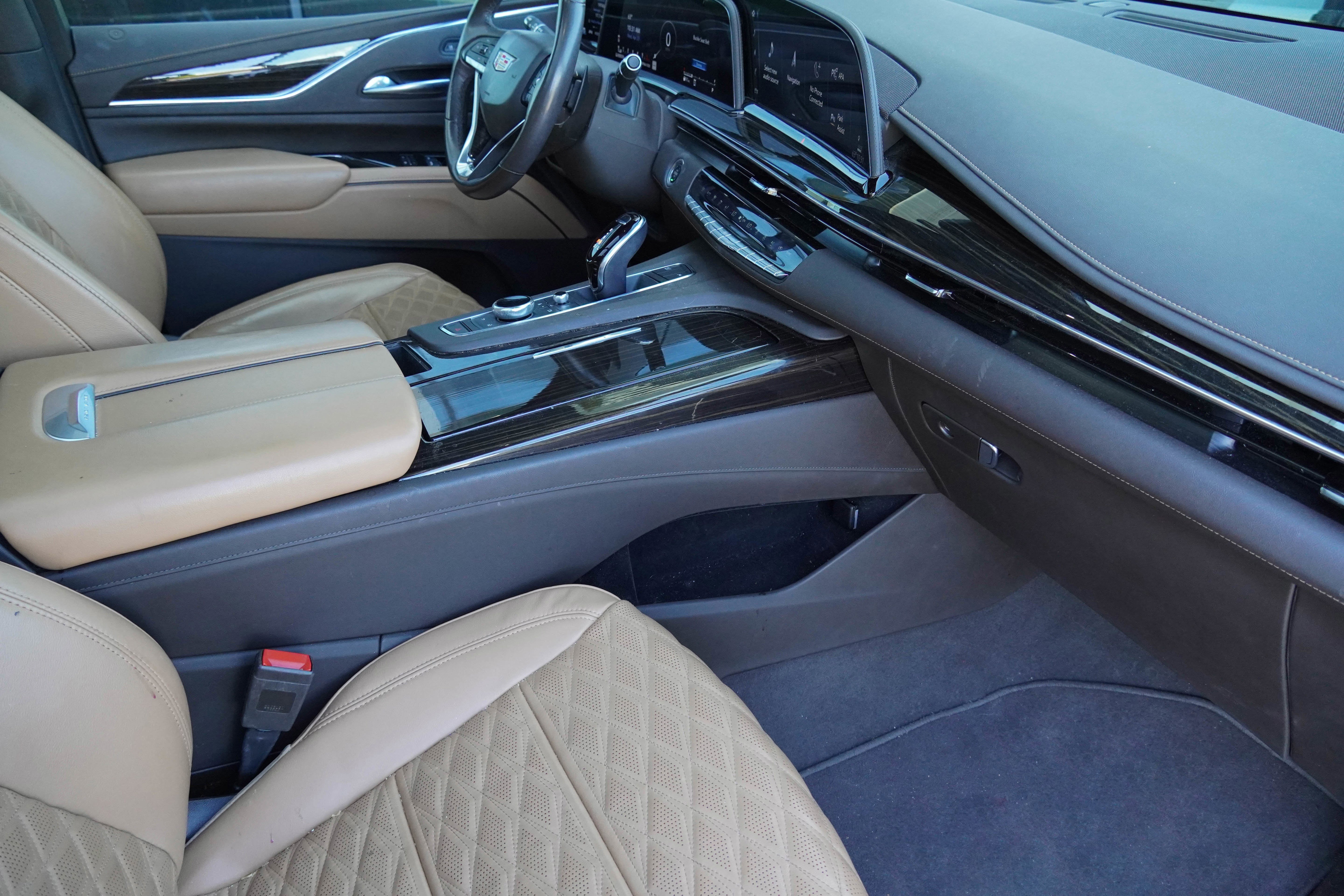 Used 2021 Cadillac Escalade Premium Luxury w/ LPO, Radiant Package AWD/4WD image 10