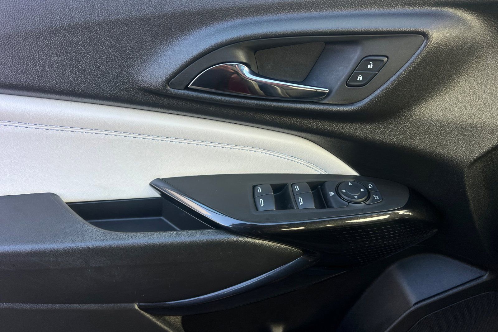 Used 2024 Chevrolet Trax LT w/ LT Convenience Package image 12