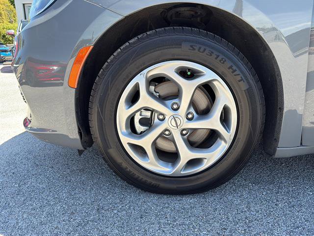 Used 2023 Chrysler Pacifica Limited image 9