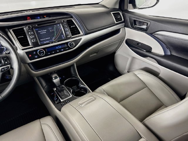 Used 2019 Toyota Highlander XLE AWD/4WD image 25
