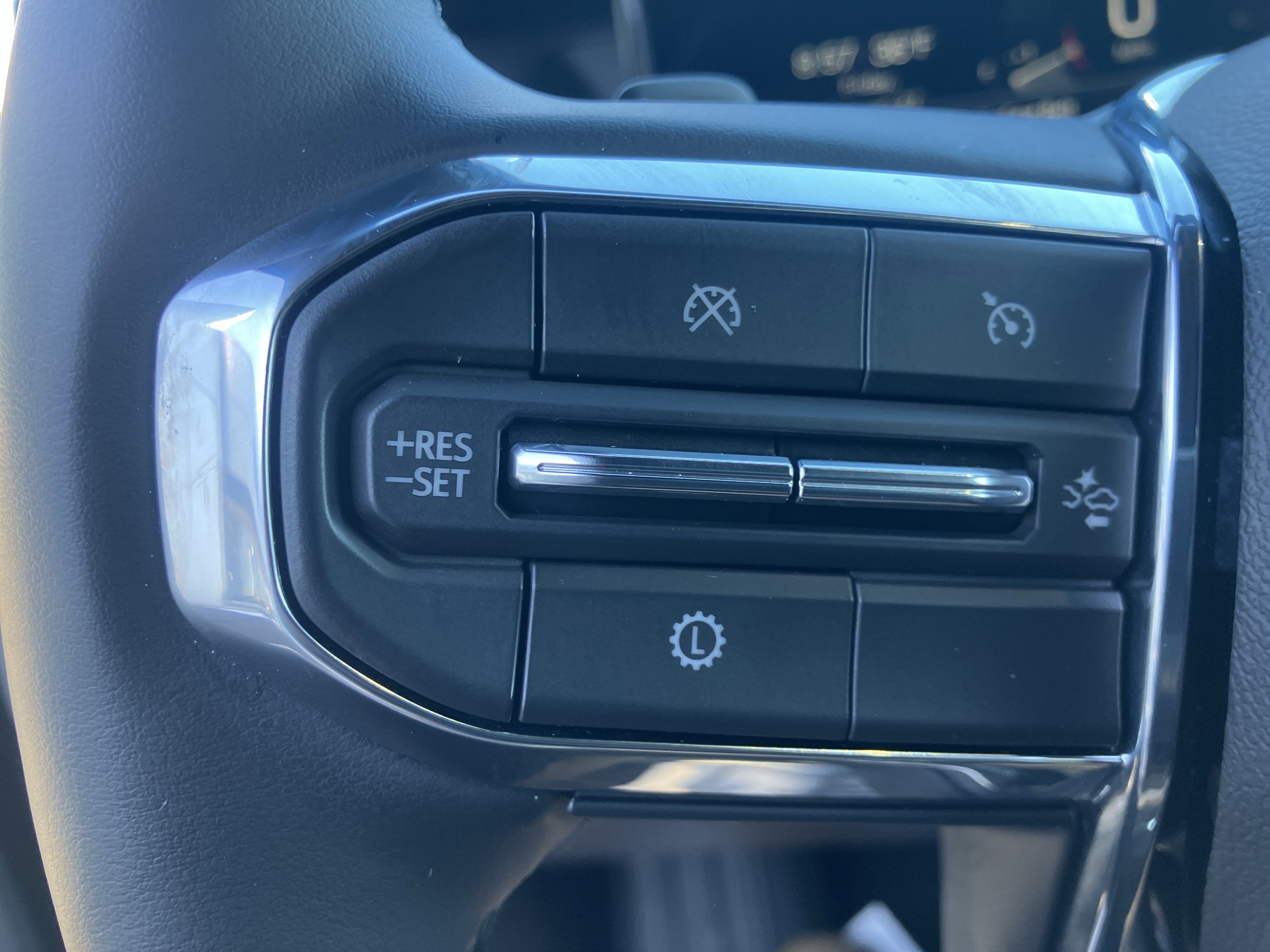 Used 2025 GMC Acadia Elevation image 25