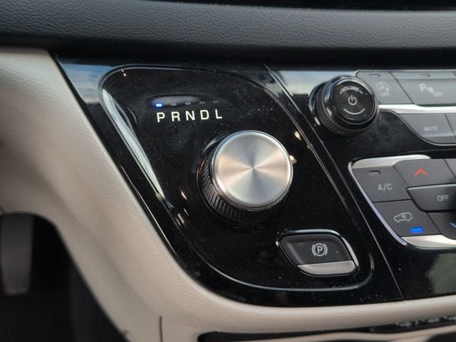 Used 2023 Chrysler Pacifica Touring-L FWD image 12