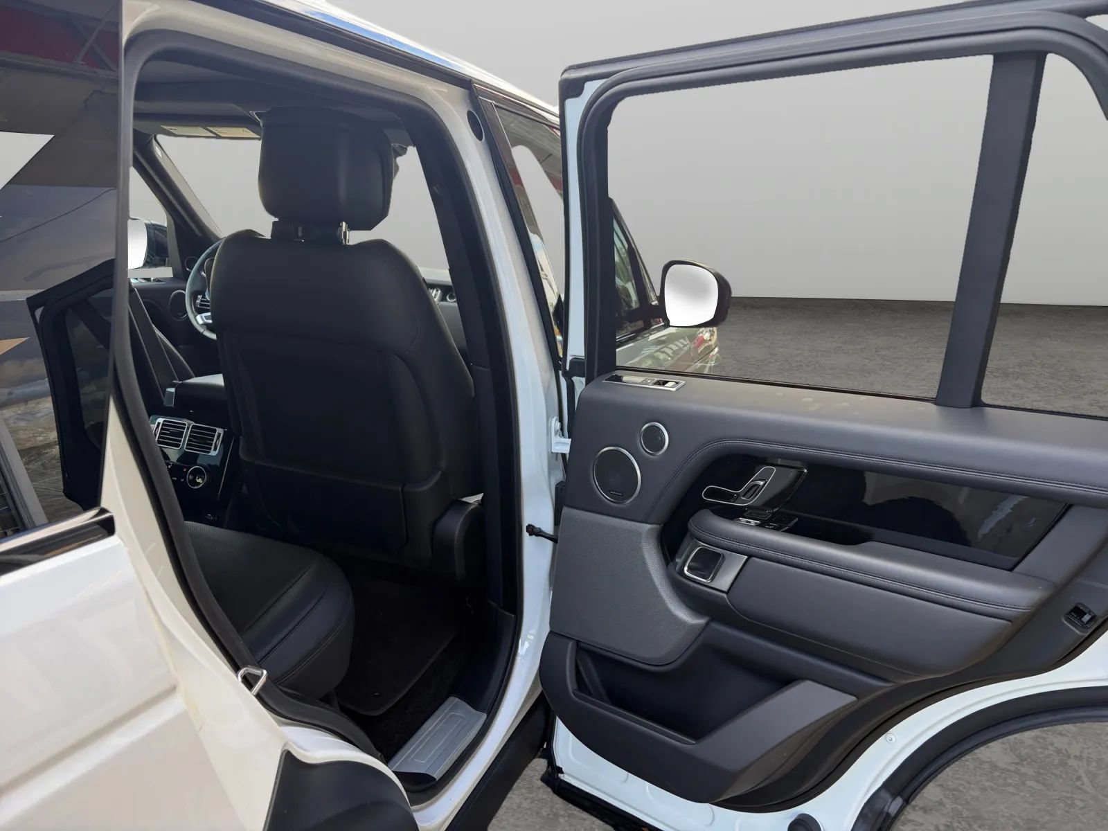 Used 2018 Land Rover Range Rover Supercharged AWD/4WD image 17
