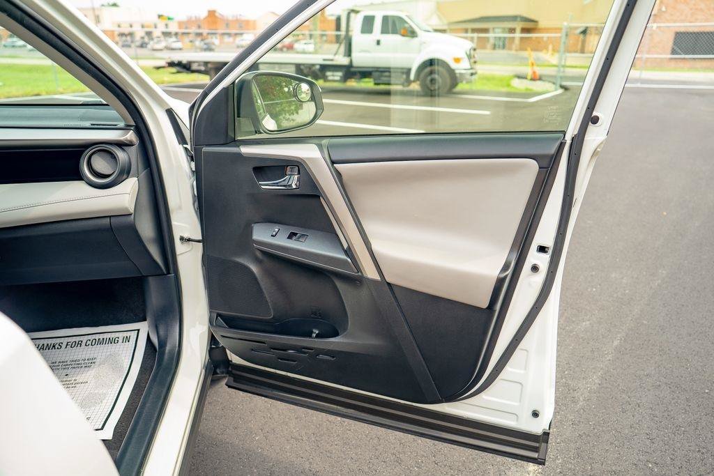 Used 2018 Toyota RAV4 XLE FWD image 18
