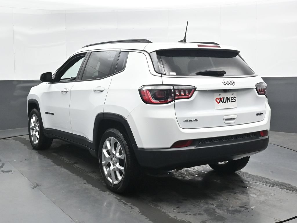 Used 2023 Jeep Compass Latitude w/ Sun and Sound Group AWD/4WD image 9