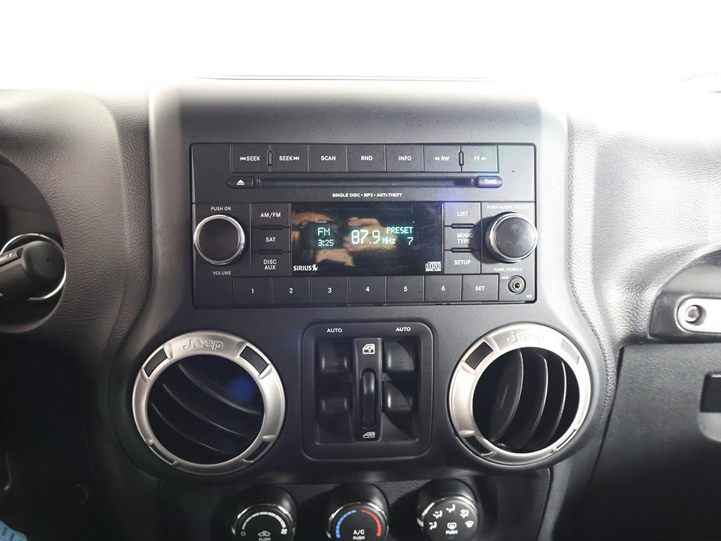 Used 2018 Jeep Wrangler Unlimited Sahara AWD/4WD image 36