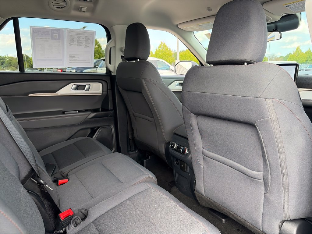 Used 2025 Ford Explorer Active AWD/4WD image 32