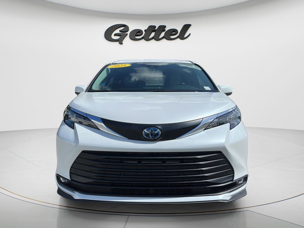 Used 2025 Toyota Sienna XLE FWD image 2