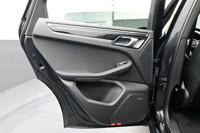 Certified 2025 Porsche Macan AWD/4WD image 13