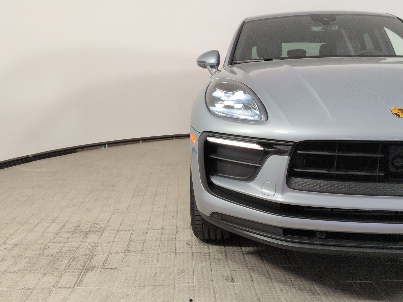 Certified 2025 Porsche Macan AWD/4WD image 11