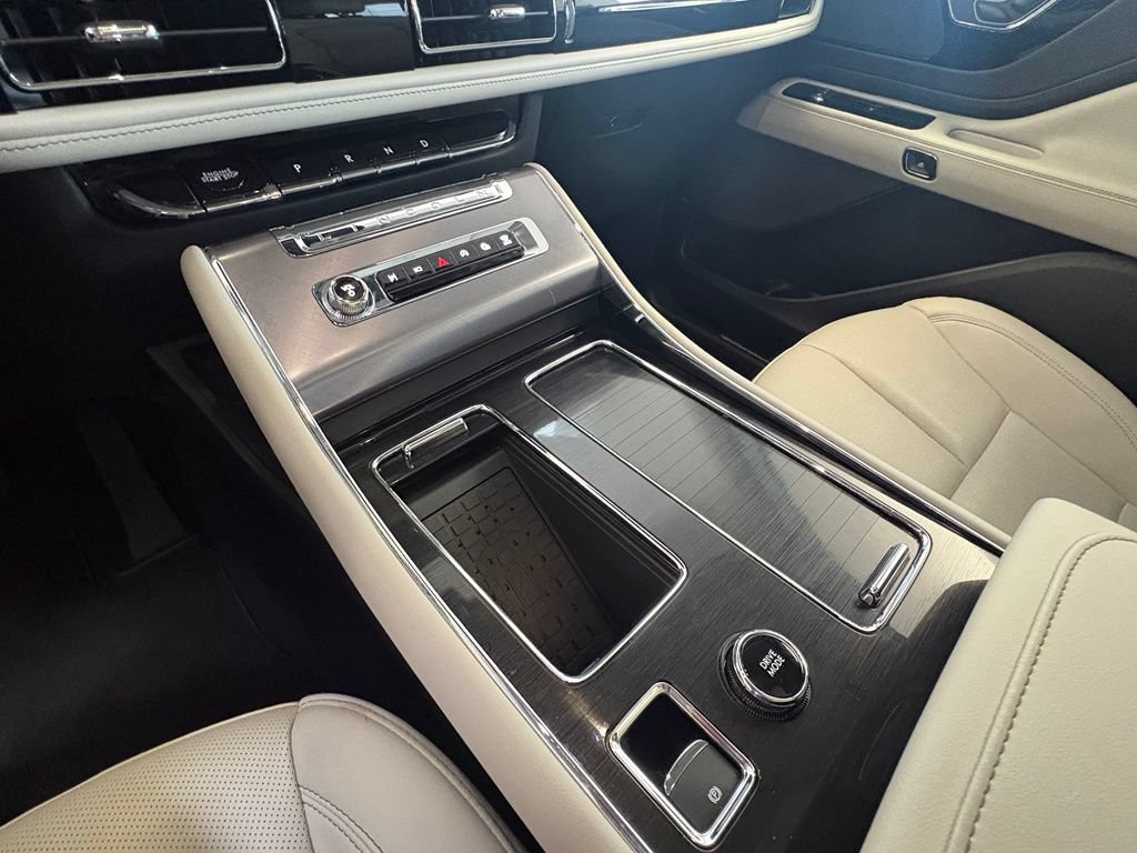 Used 2025 Lincoln Aviator AWD w/ Equipment Group 101A image 32