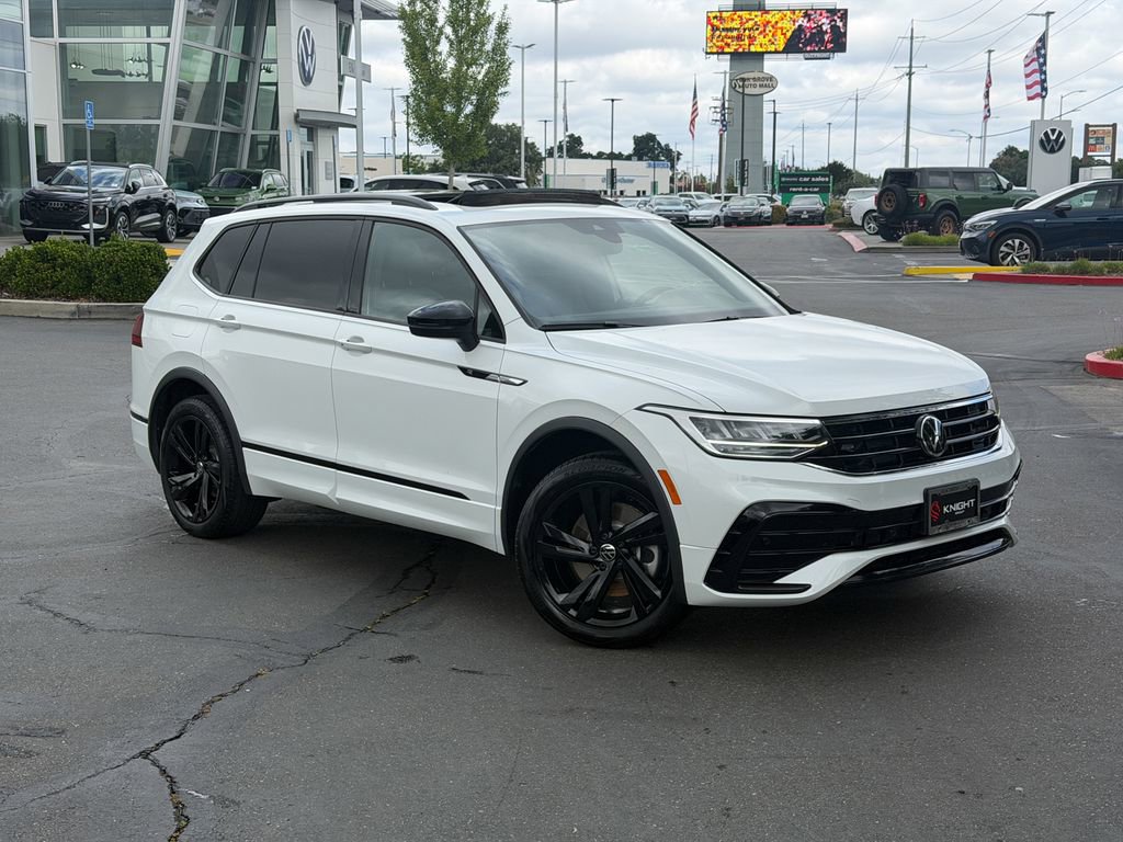 Used 2024 Volkswagen Tiguan SE R-Line FWD image 2