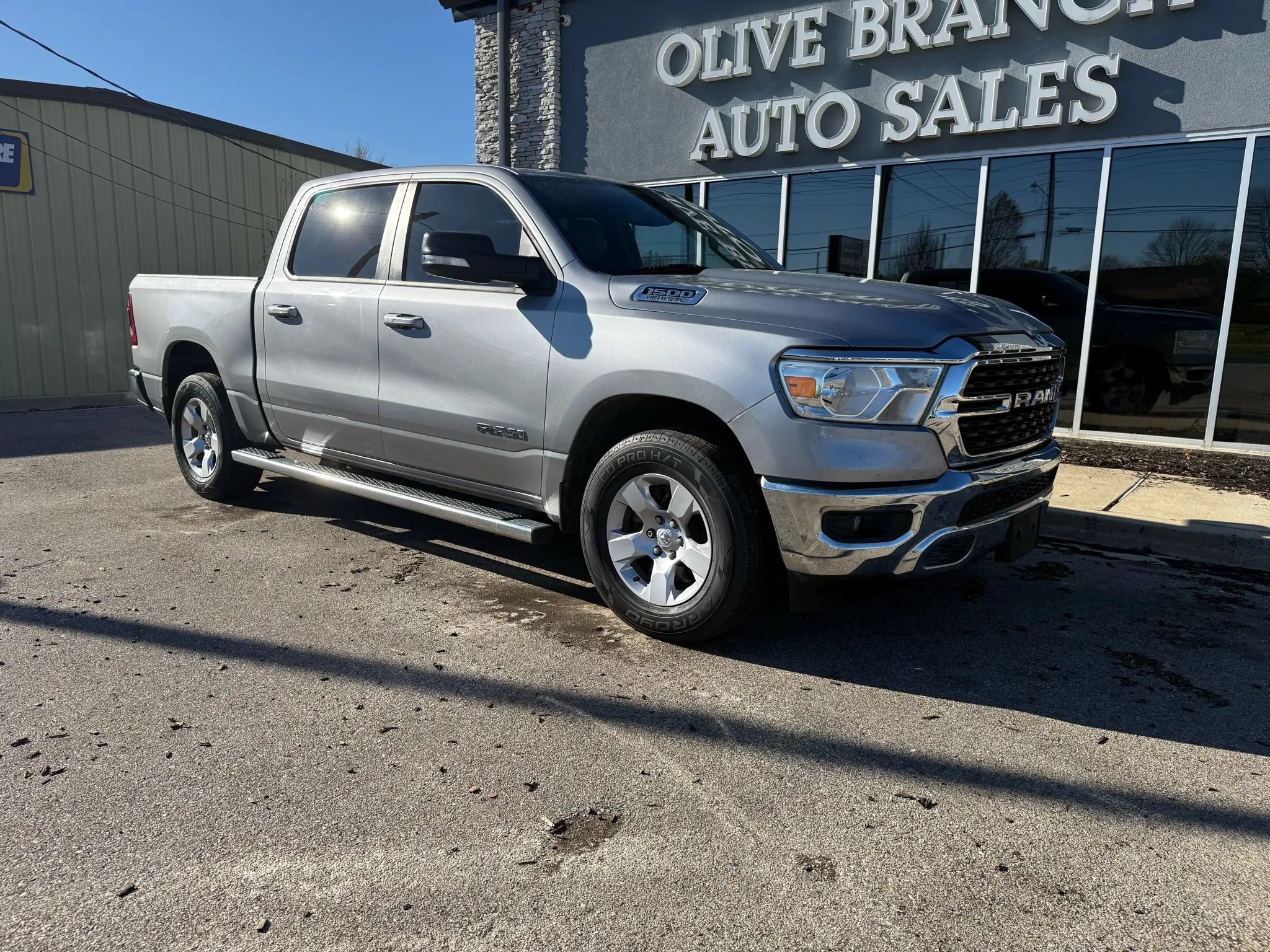 Used 2022 RAM 1500 4x4 Crew Cab image 2