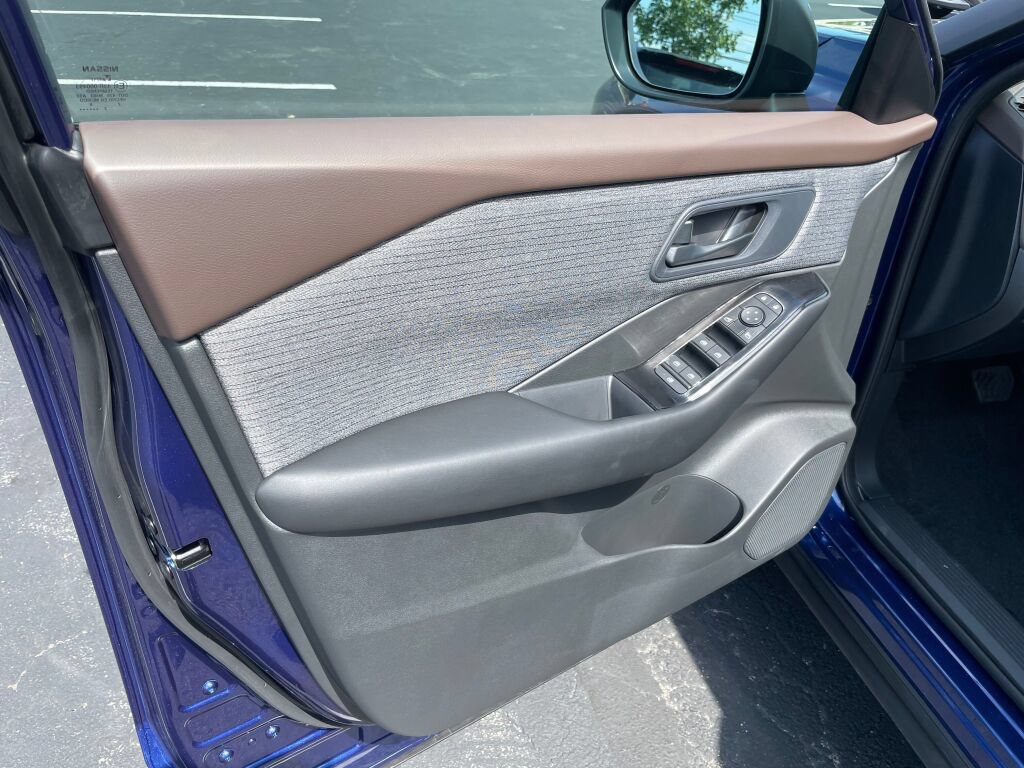 Used 2023 Nissan Rogue S AWD/4WD image 6
