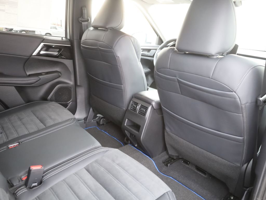 New 2025 Mitsubishi Outlander SE image 17