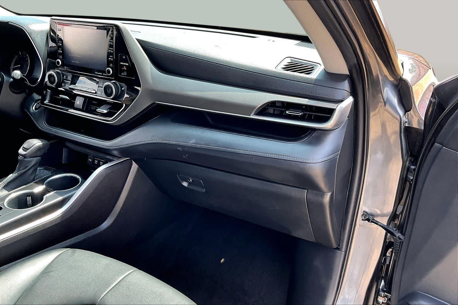 Used 2021 Toyota Highlander XLE AWD/4WD image 18