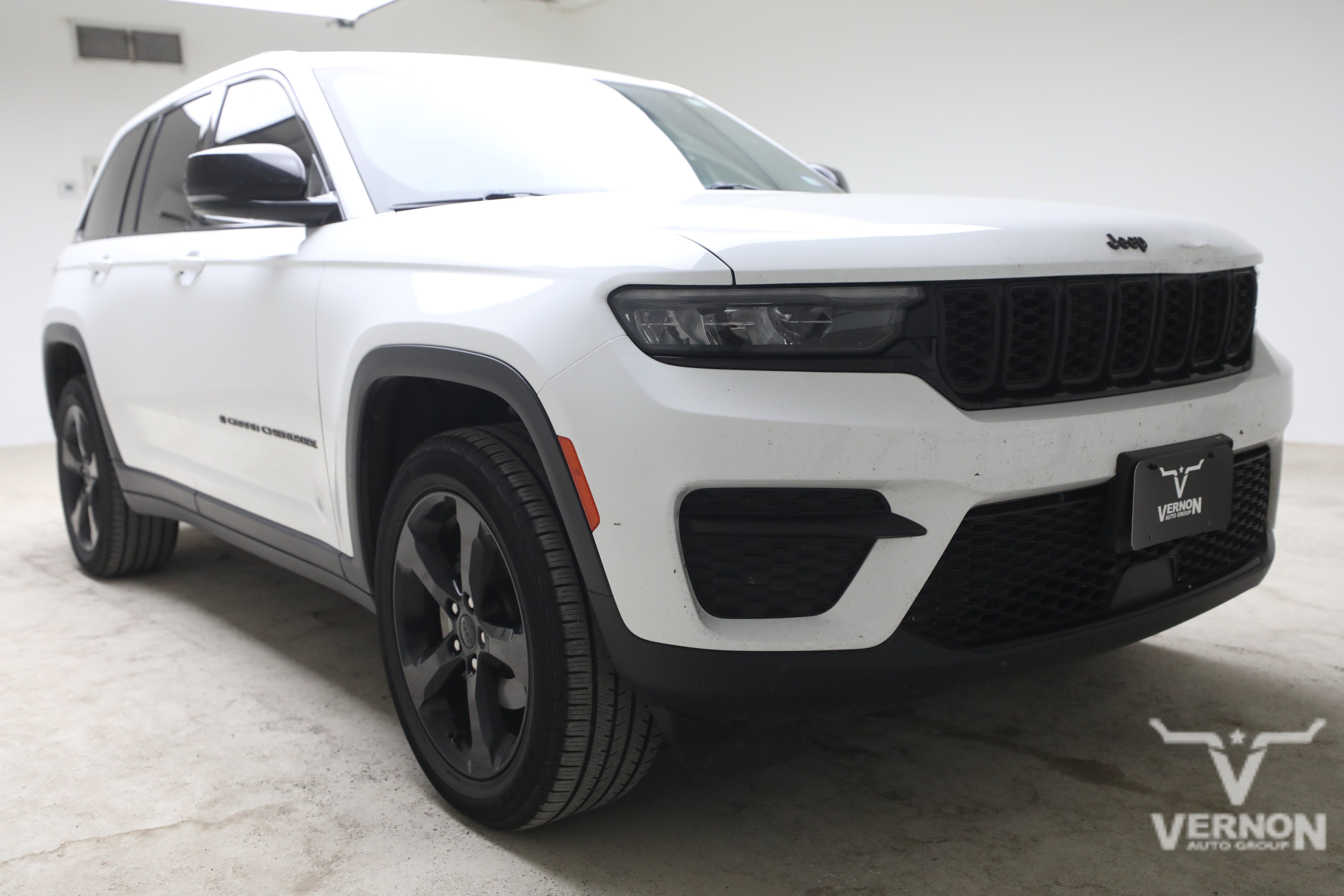 Used 2023 Jeep Grand Cherokee Altitude AWD/4WD image 6