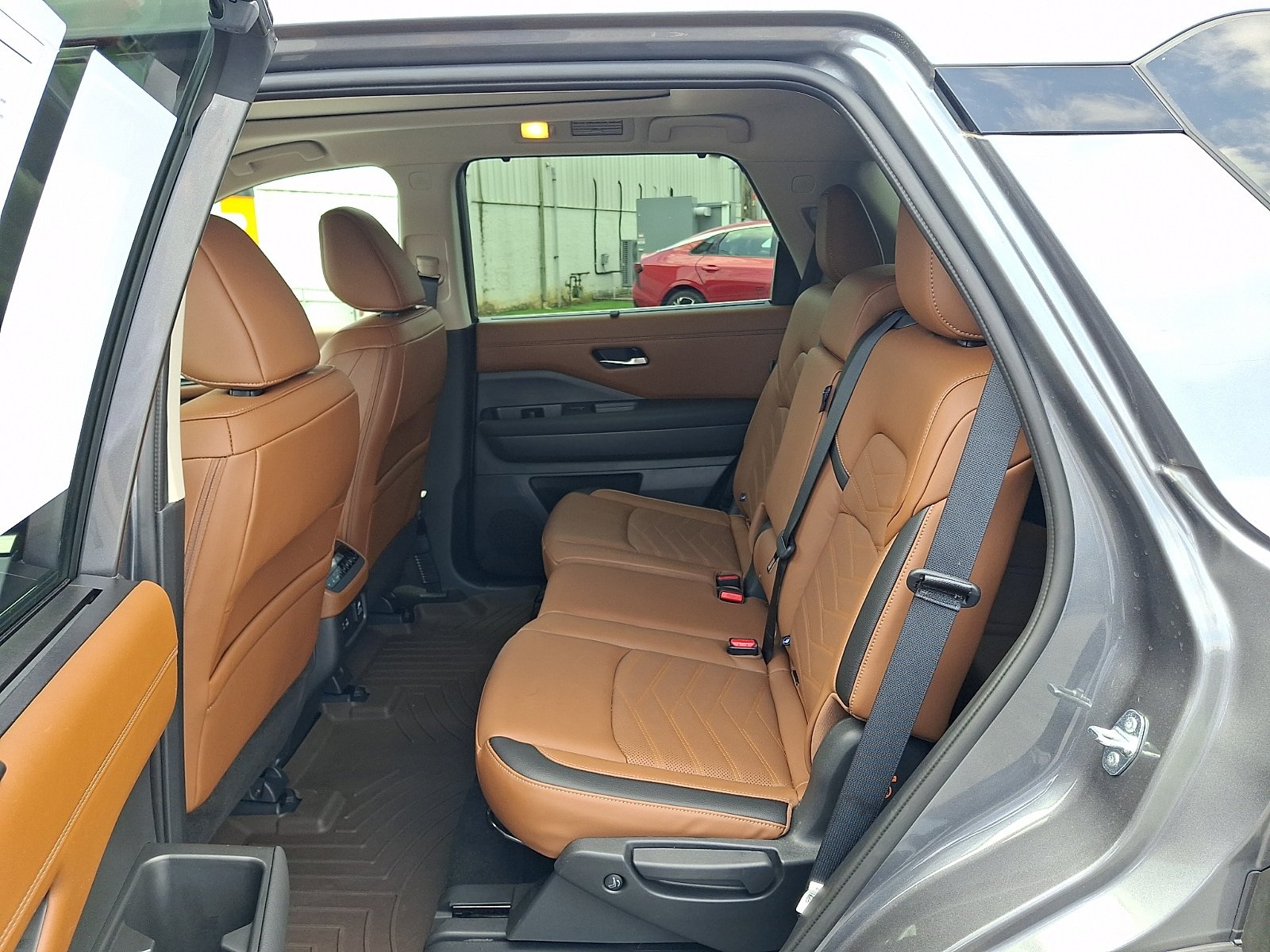 Used 2024 Nissan Pathfinder Platinum w/ Cargo Package AWD/4WD image 10