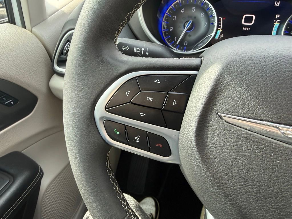 Used 2023 Chrysler Pacifica Touring-L FWD image 19