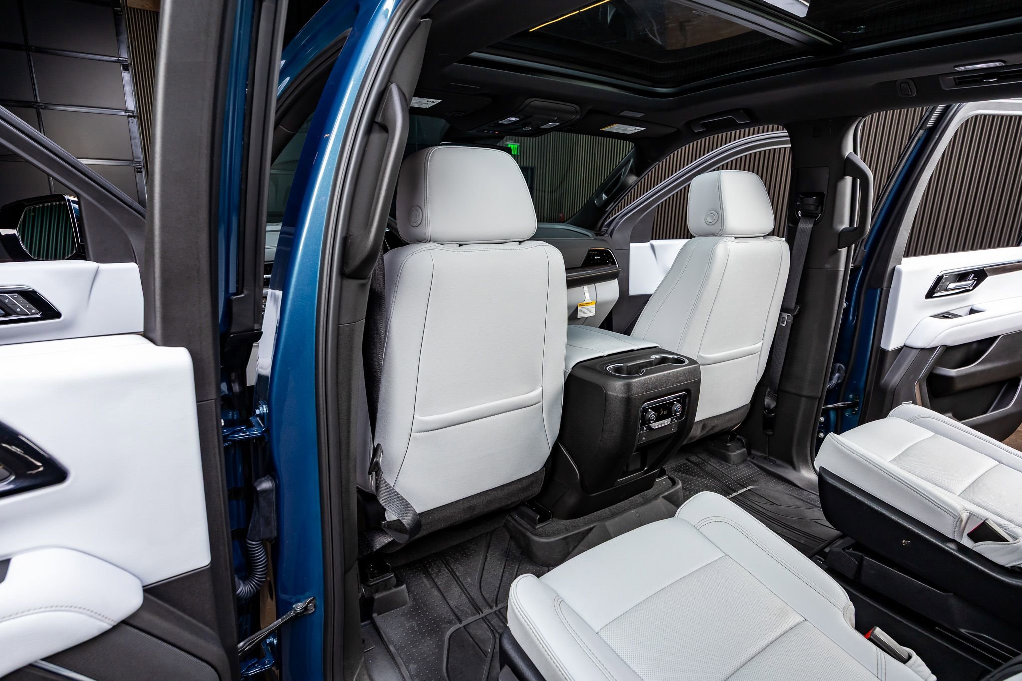 Used 2025 Chevrolet Suburban Premier w/ Sun And Tow Package image 30