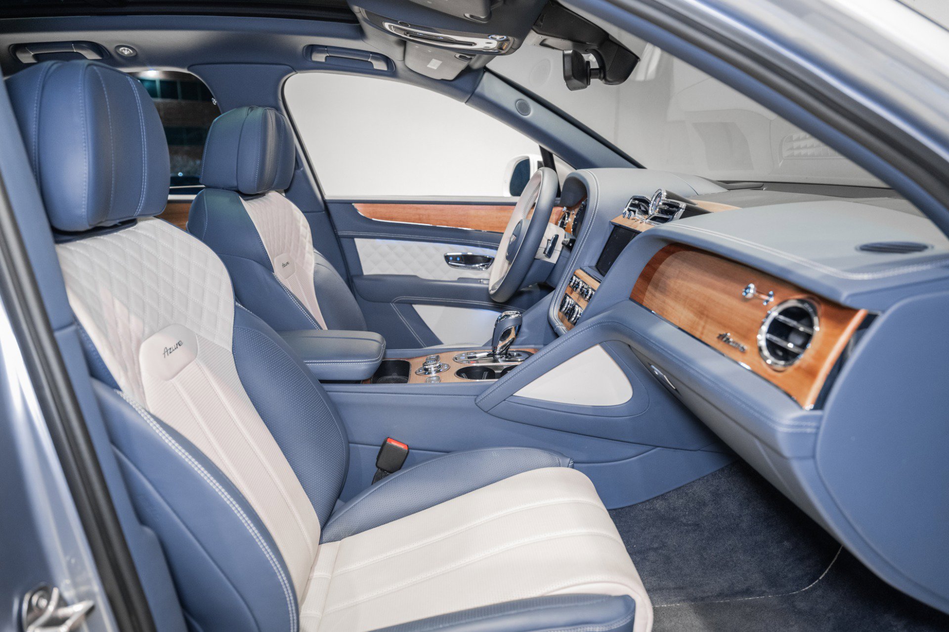 Used 2023 Bentley Bentayga image 2