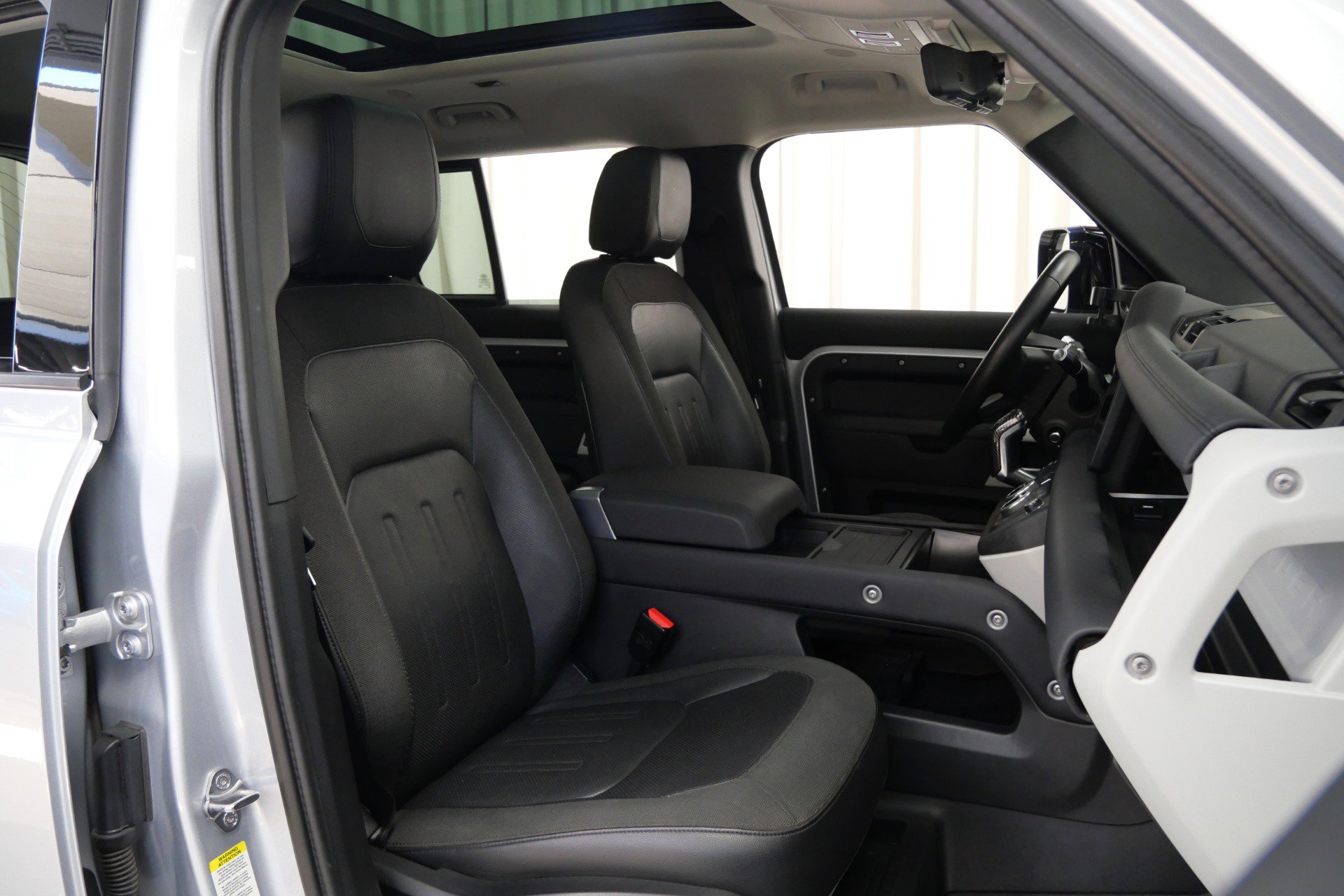 Used 2020 Land Rover Defender 110 First Edition image 22