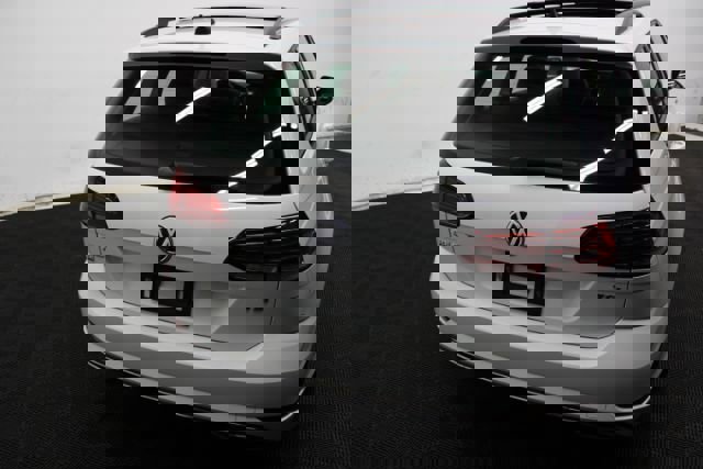 Used 2018 Volkswagen Golf SE image 7